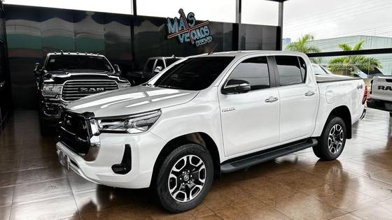 TOYOTA HILUX 2.8 D-4D TURBO DIESEL CD SRX 4X4 AUTOMÁTICO